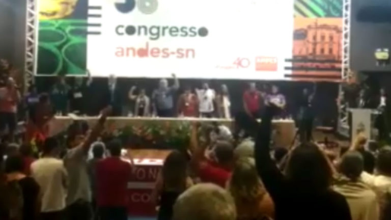 Professores cantam hino da União Soviética e gritam ‘Lula Livre’ em congresso