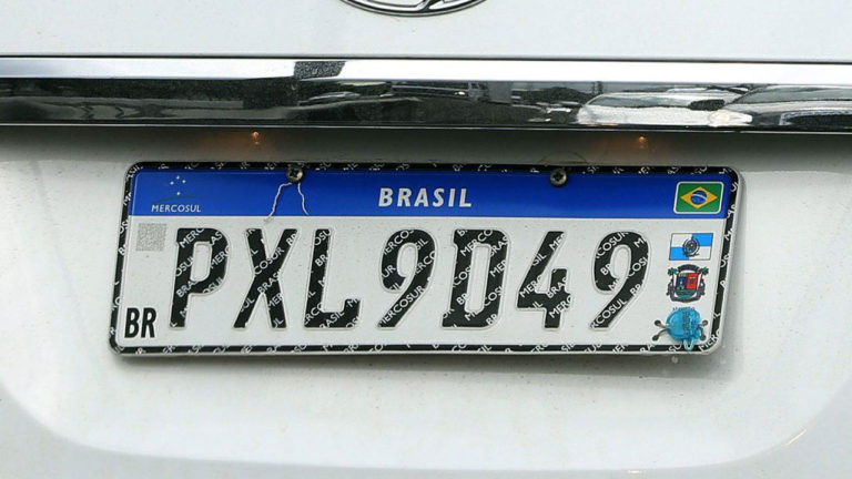 Bolsonaro quer acabar com placas de carro padrão Mercosul