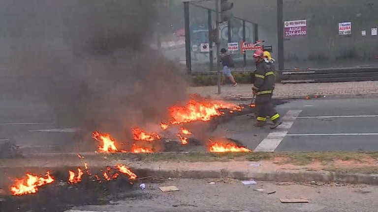Morre mulher que inalou fumaça de pneus queimados durante protestos esquerdistas