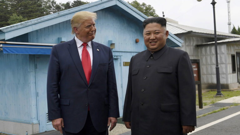 Trump cruza fronteira e se torna 1º presidente dos EUA a entrar na Coreia do Norte