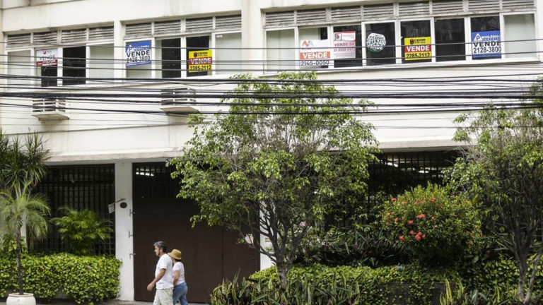 Bancos têm pelo menos 90 mil imóveis retomados por dívida, atrasando recuperação da construção