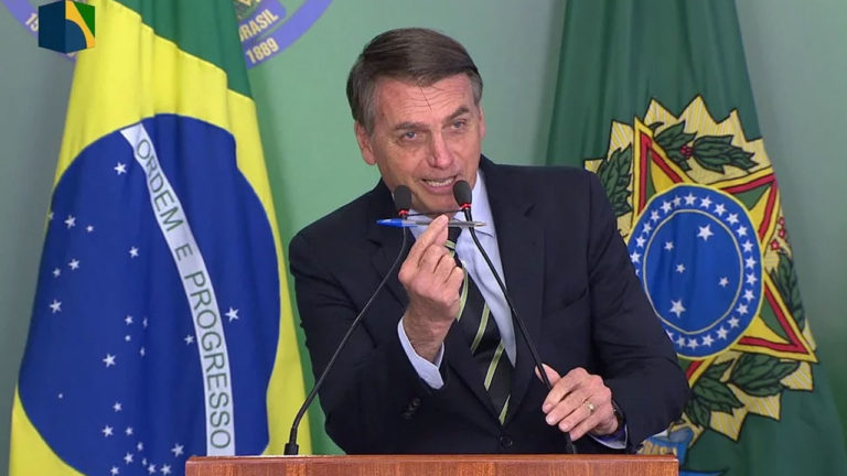 Bolsonaro ameaça não renovar concessão da Globo: ‘Vai ter dificuldade’