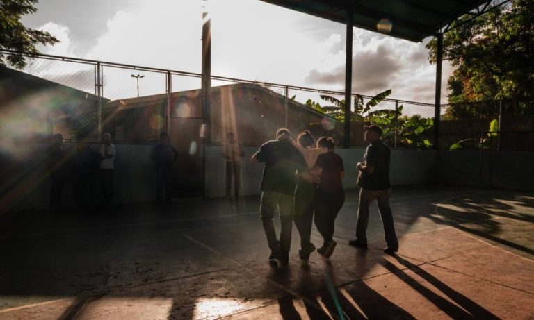Sistema educacional na Venezuela entra em falência e alunos desmaiam de fome nas escolas
