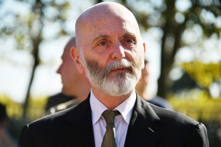 Conservador francês é condenado a prisão por chamar imigração em massa de “invasão”