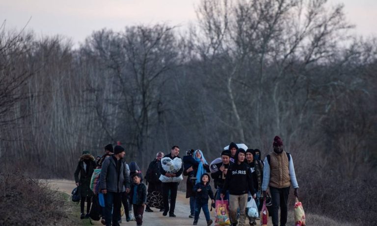 Grécia entra em alerta após milhares de imigrantes cruzarem fronteira com Turquia