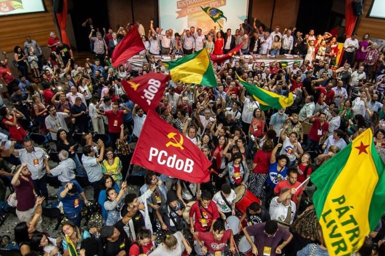 Estados Unidos proíbem filiados a partido comunista de residirem no país
