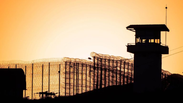 Mais de mil detentos em Santa Catarina serão soltos por causa do vírus chinês