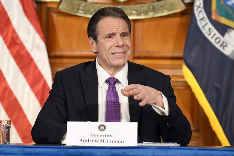 Governador de NY fica “chocado” que maioria dos hospitalizados com coronavírus já estava confinada em casa