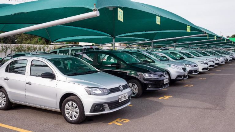 Locadoras param de comprar carros e aumentam crise nas montadoras
