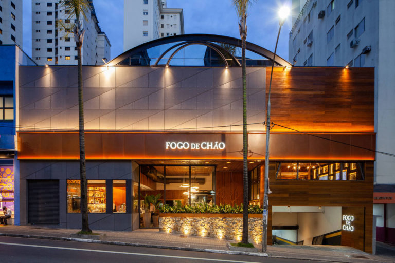 Justiça do trabalho manda churrascaria recontratar funcionários demitidos no Rio