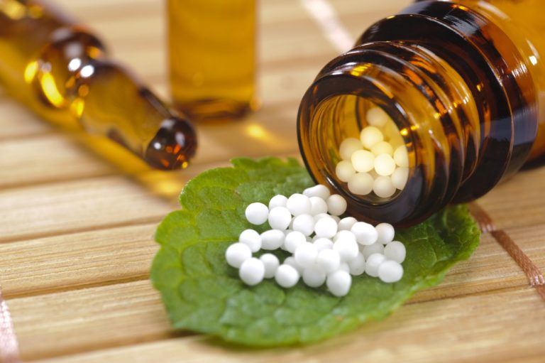 Conselho de saúde recomenda florais, homeopatia e reiki para ajudar no tratamento do vírus chinês