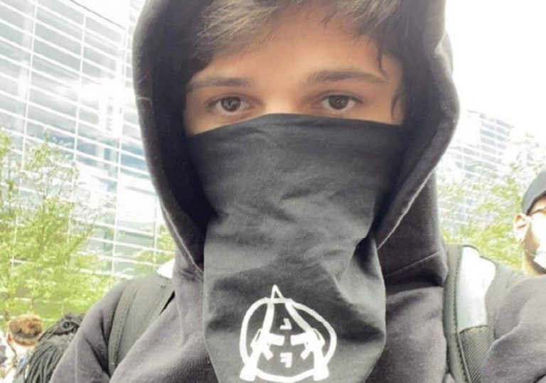 Terrorista da “Antifa” se entrega à polícia de Pittsburgh acompanhado dos pais