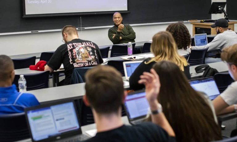 Marxista negro tem palestra cancelada ao colocar classe acima de raça e enfurecer socialistas americanos