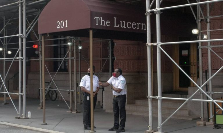 Ida de centenas de sem-teto para hotel põe bairro progressista à prova em Nova York