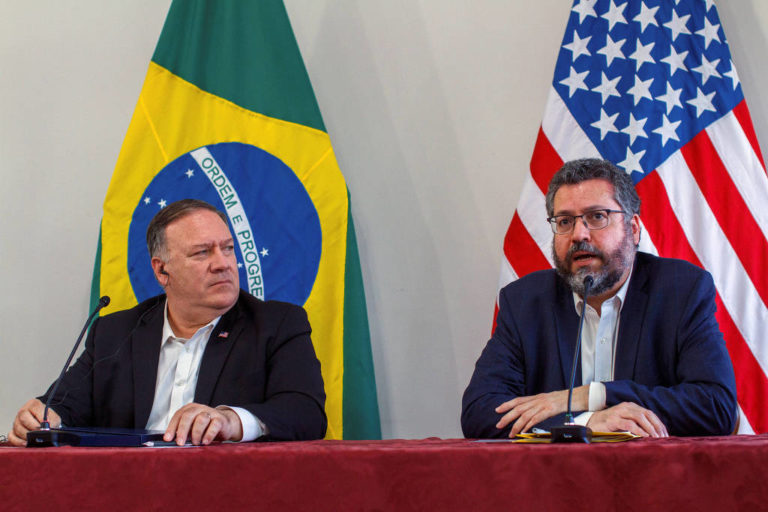 Ernesto Araújo rebate Maia e afirma ter orgulho de trabalhar com os EUA