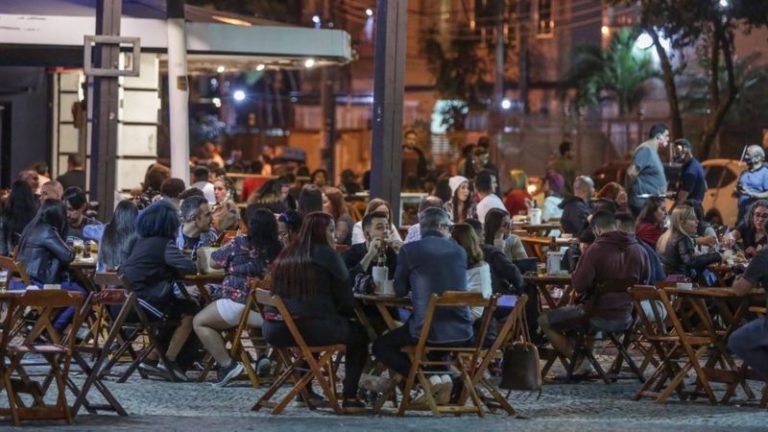 ‘Apenas a vida de vocês importa?’: o desabafo de quem continua isolado em meio a aglomerações no país