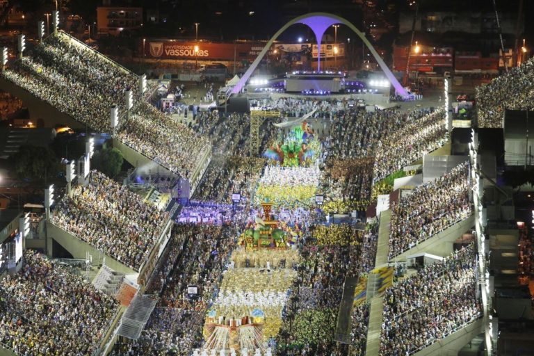 Eduardo Paes quer carnaval sem distanciamento ou restrição de público
