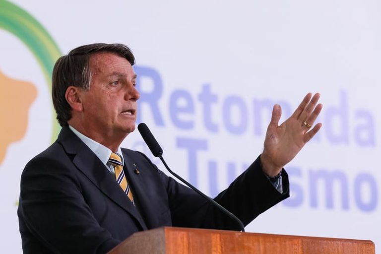“Quando acabar a saliva, tem que ter pólvora”, diz Bolsonaro sobre Amazônia