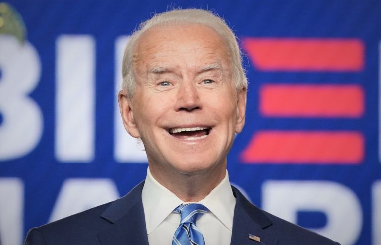 Biden quer exigir vacinação para empresas com mais de 100 funcionários