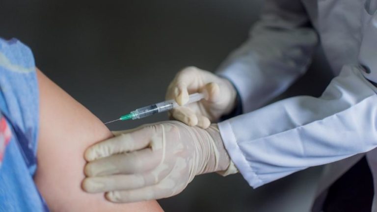 Brasil pode ter ‘sobra’ de 300 milhões de doses contra a Covid-19 no fim do ano