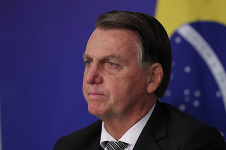 Bolsonaro apresenta falhas das urnas eletrônicas em live