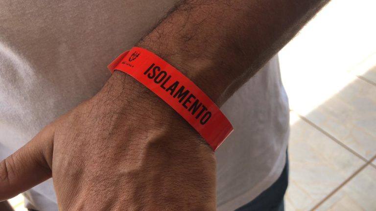 Cidade paulista obriga pessoas com vírus chinês a usarem pulseiras de identificação