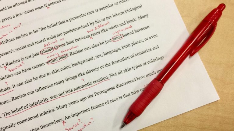 Professores de universidade britânica não podem mais corrigir erros de grafia por ser “muito elitista”