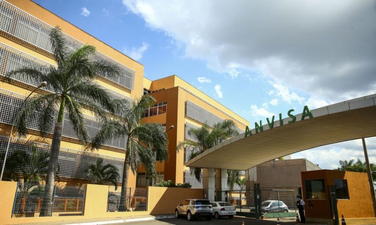 Anvisa alerta para casos de doenças após vacinação contra o vírus chinês