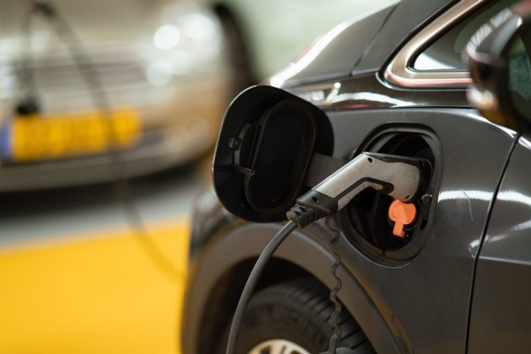 União Europeia propõe proibição de vendas de carros a combustão
