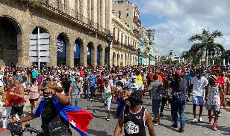 Cubanos saem às ruas em protestos contra a ditadura neste domingo