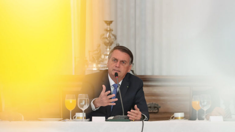 Bolsonaro mostra inquérito em que TSE admite acesso de hacker a código-fonte da urna