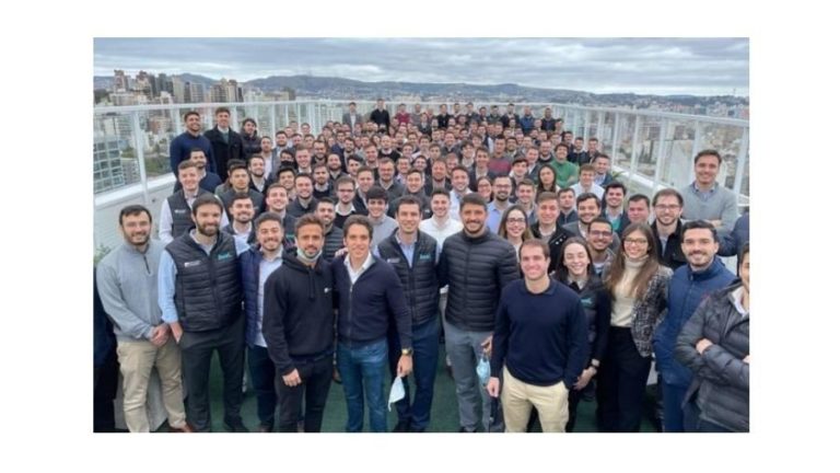 Justiça aceita ação contra XP por foto com homens brancos sem diversidade