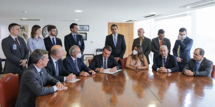 MP que facilita abertura de empresas é sancionada por Bolsonaro
