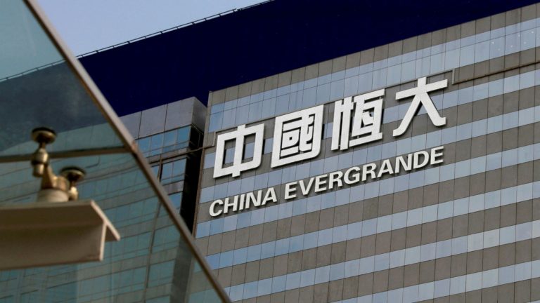 Mergulhada em dívidas, gigante chinesa Evergrande atrasa pagamentos e corre risco de default
