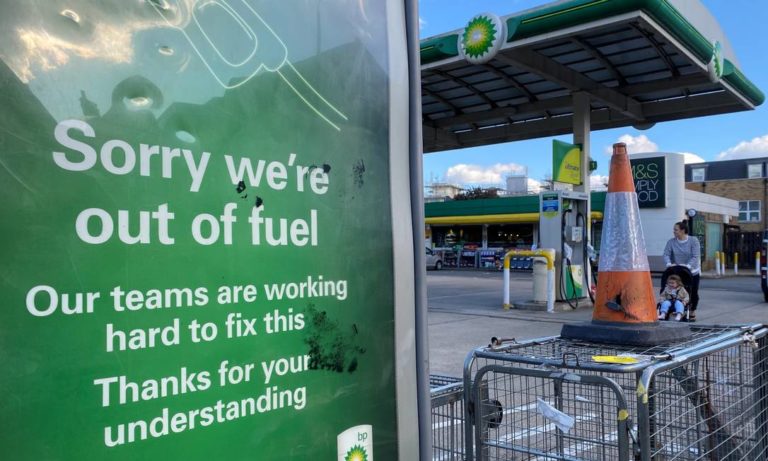 Corrida às compras por medo de escassez agrava falta de gasolina no Reino Unido