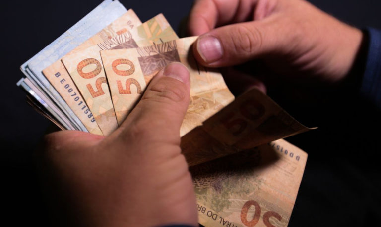 Com pandemia, rendimento médio mensal do brasileiro cai 3,4% e chega ao menor valor desde 2012