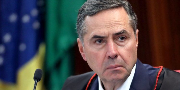 Barroso decide que quem saiu do Brasil após 15 de dezembro não pode voltar sem vacina
