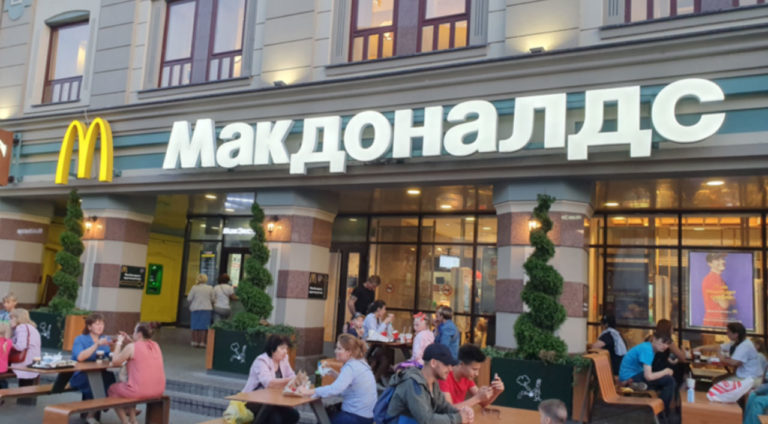 Russos vendem lanches do McDonald’s a preço de ouro e propõem até troca por iPhone