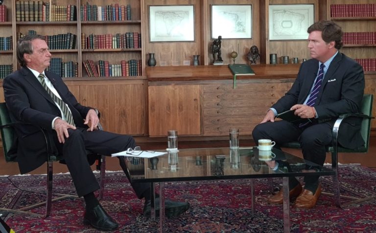 Tucker Carlson entrevista Bolsonaro para FOX News