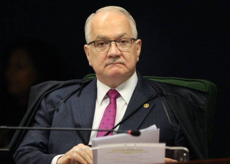 Fachin limita acesso a armas, permitido por Bolsonaro em decretos