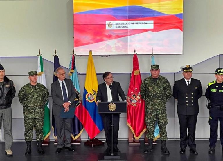 Presidente da Colômbia muda cúpula militar e cria atrito com Forças Armadas