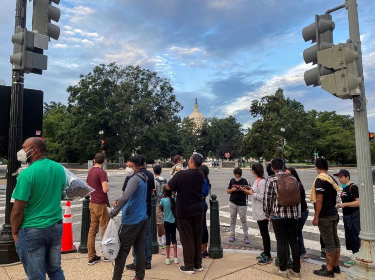Texas envia 2 ônibus com imigrantes para a casa da vice-presidente em Washington
