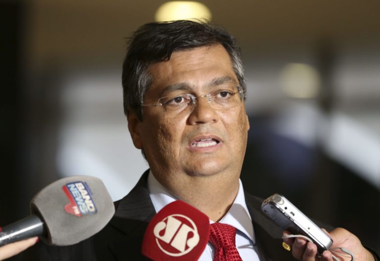 Armas podem ter que ser devolvidas com ‘revogaço’ de Lula, diz Flávio Dino