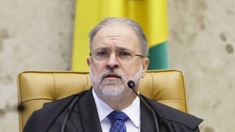 Aras se manifesta a favor de retirar os campos “mãe” e “pai” de registros de nascimento