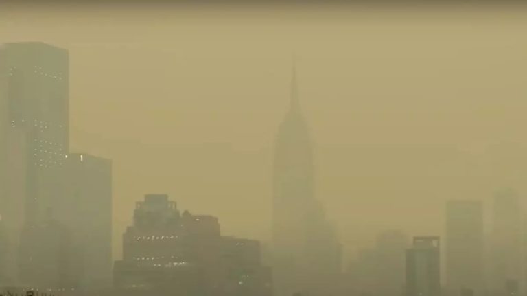 Fumaça de incêndios florestais se espalha pelos EUA