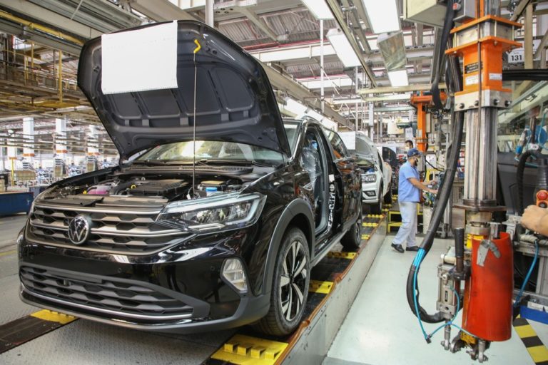 Volkswagen suspende temporariamente produção de carros no Brasil