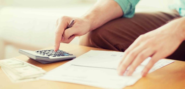 Aperto financeiro leva brasileiro a comprar só o essencial, diz pesquisa