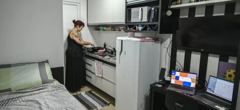 Ela mora em microapartamento de 16 m², tendência em SP: ‘Não preciso mais’