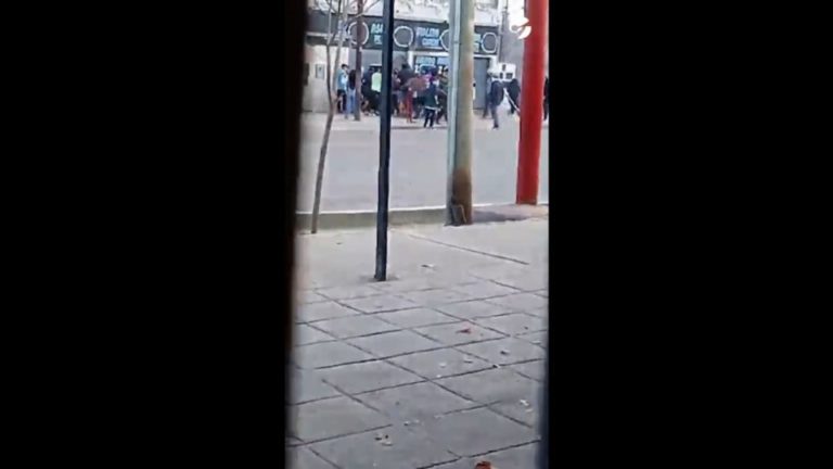 Saques e tumultos transformam cidades argentinas em palco de cenas de guerra