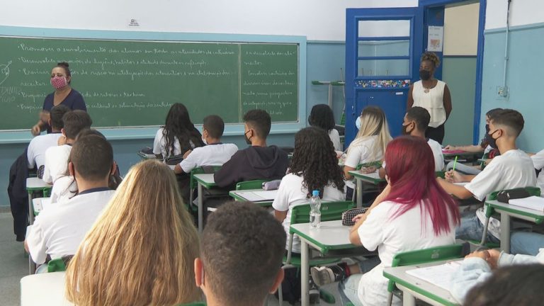 Governo de SP não adere a livros didáticos do MEC para 2024 e diz que usará material próprio e 100% digital a partir do 6º ano